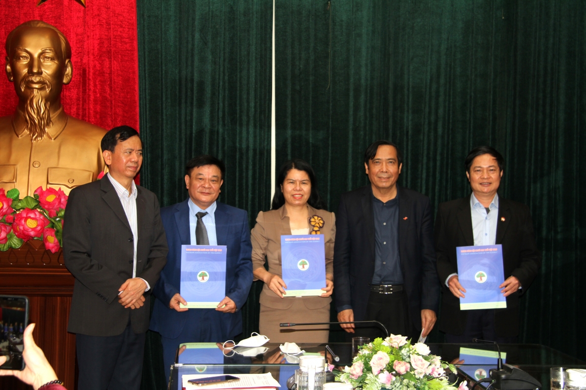 Chủ tịch Nguyễn Thanh Bình, Phó Chủ tịch Phan Văn Hùng trao Quyết định bổ nhiệm cho các Phó Trưởng ban