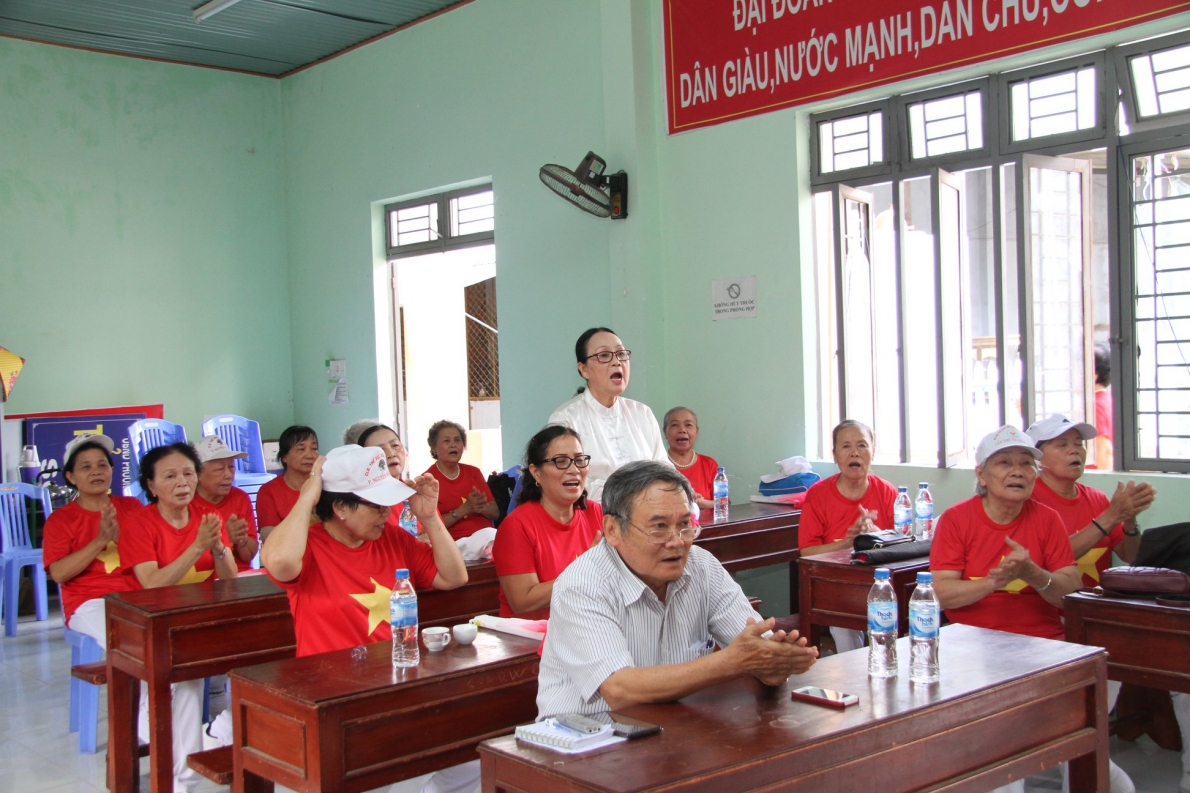 Buổi sinh hoạt của CLB Liên thế hệ tự giúp nhau tỉnh Quảng Ngãi