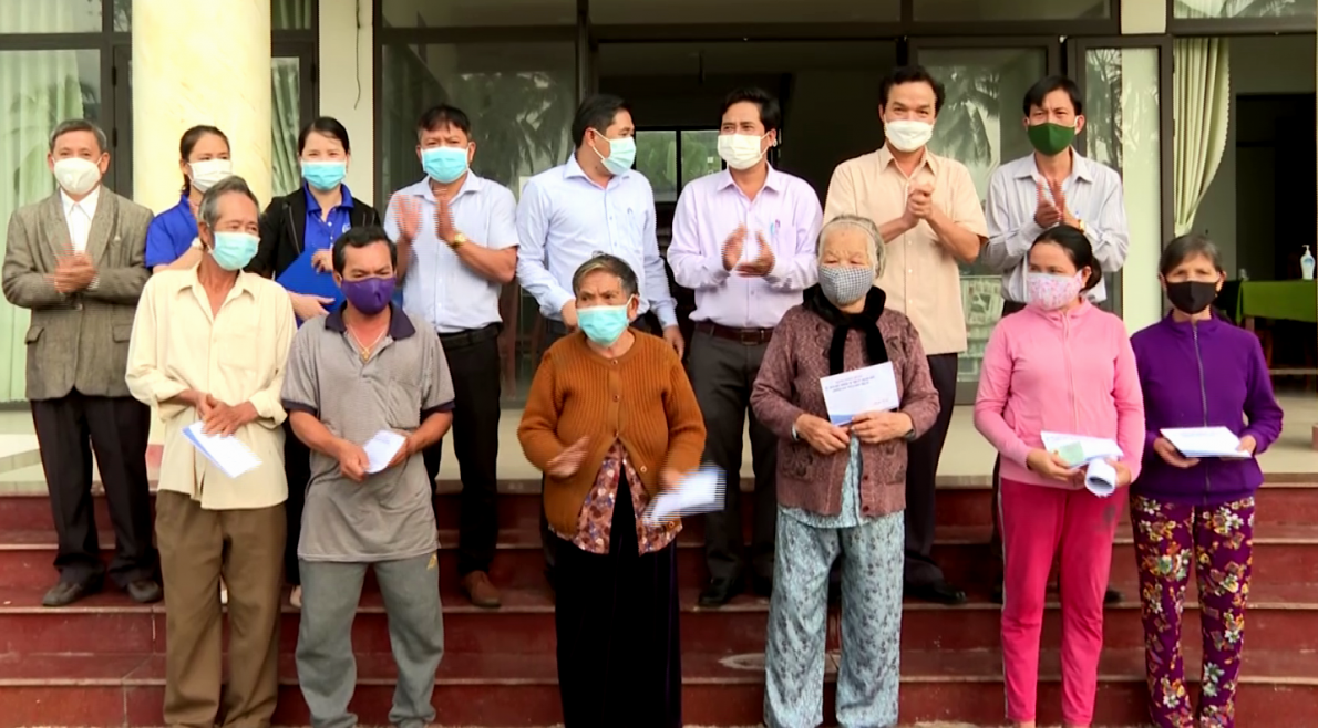 Lãnh đạo tỉnh Quảng Ngãi tặng quà NCT hoàn cảnh khó khăn 