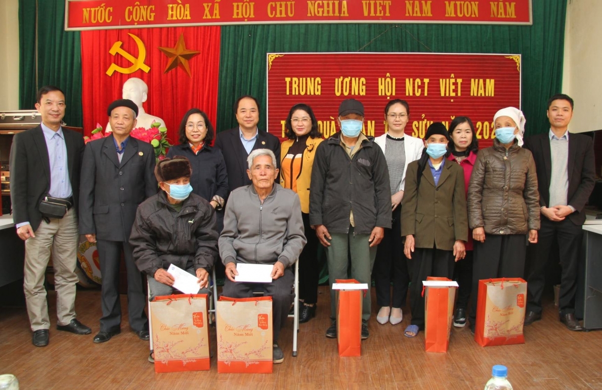 Phó Chủ tịch Trương Xuân Cừ tặng quà NCT nghèo tỉnh Cao Bằng