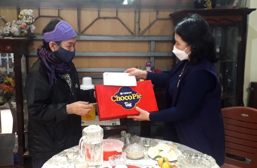 Lãnh đạo Hội NCT tỉnh Cao Bằng tặng quà hội viên khó khăn nhân dịp Tết Nguyên đán Nhâm Dần 2022