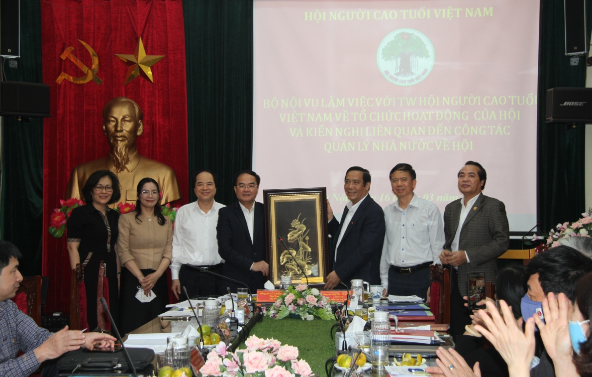 Thứ trưởng Vũ Chiến Thắng tặng quà chúc mừng Hội NCT Việt Nam và Chủ tịch Nguyễn Thanh Bình