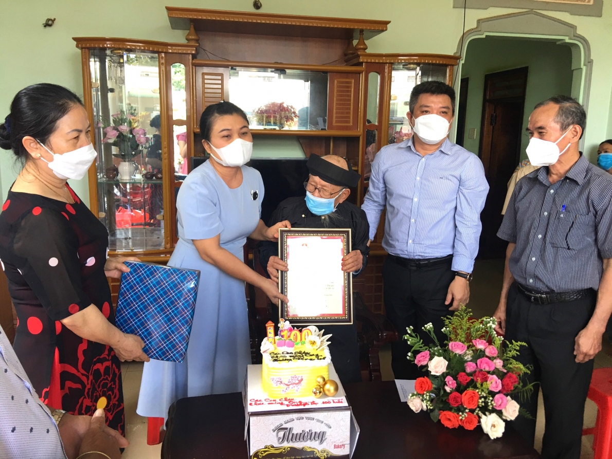 Tặng quà mừng thọ NCT tỉnh Đắk Lắk nhân Tháng hành động vì NCT Việt Nam năm 2021