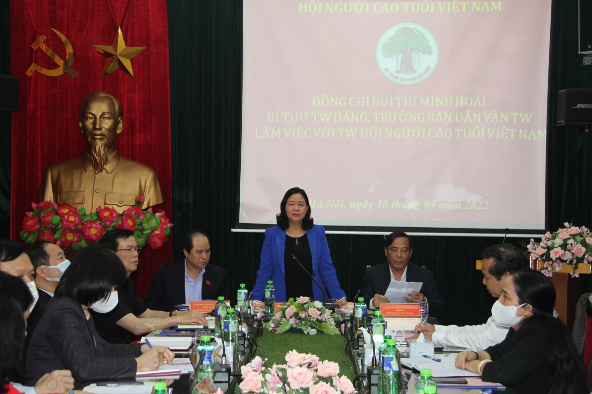 Đồng chí Bùi Thị Minh Hoài phát biểu tại buổi làm việc