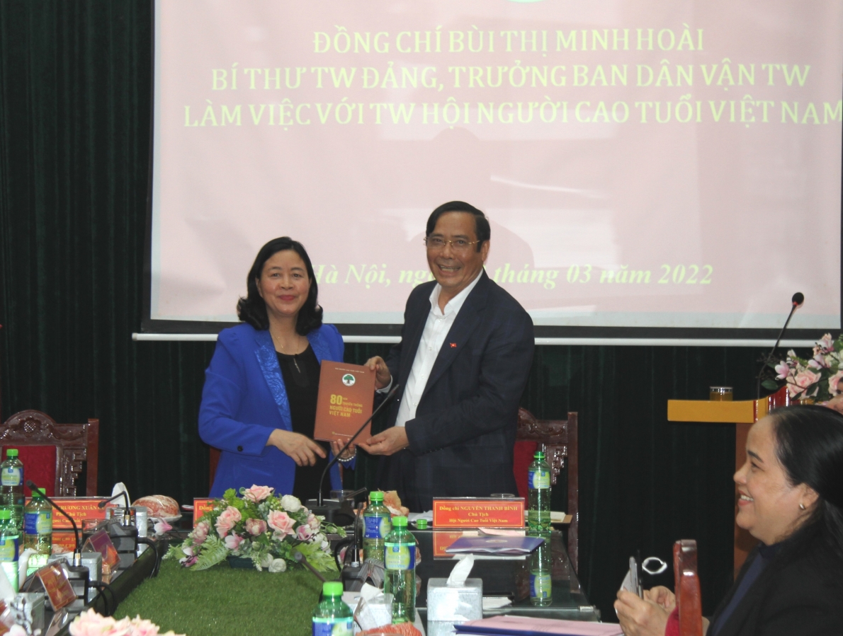 Chủ tịch Nguyễn Thanh Bình tặng đồng chí Bùi Thị Minh Hoài sách 80 năm truyền thống NCT Việt Nam