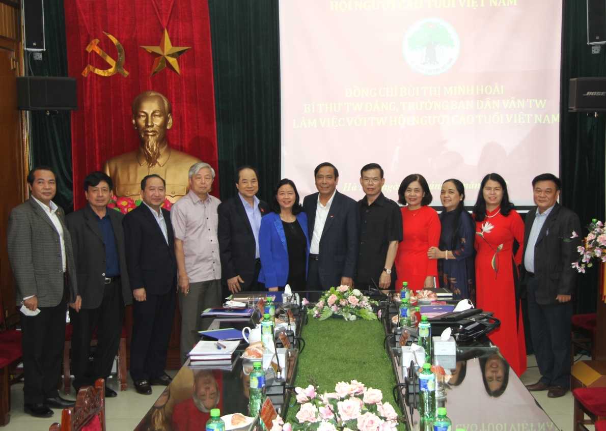 Các đại biểu tham dự buổi làm việc