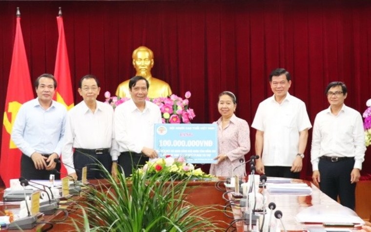 Chủ tịch Nguyễn Thanh Bình tặng quà NCT có hoàn cảnh khó khăn tỉnh Đồng Nai