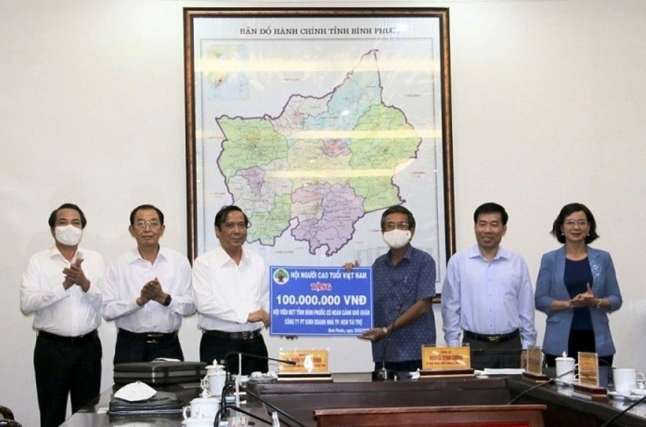 Chủ tịch Nguyễn Thanh Bình tặng quà NCT hoàn cảnh khó khăn trên địa bàn tỉnh Bình Phước