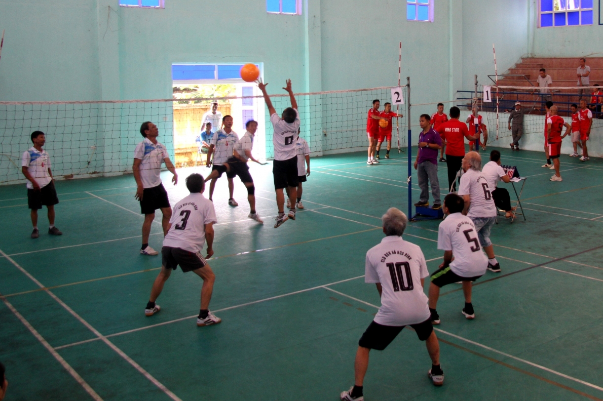 NCT huyện Thường Tín, TP Hà Nội tích cực luyện tập bóng chuyền hơi rèn luyện sức khỏe