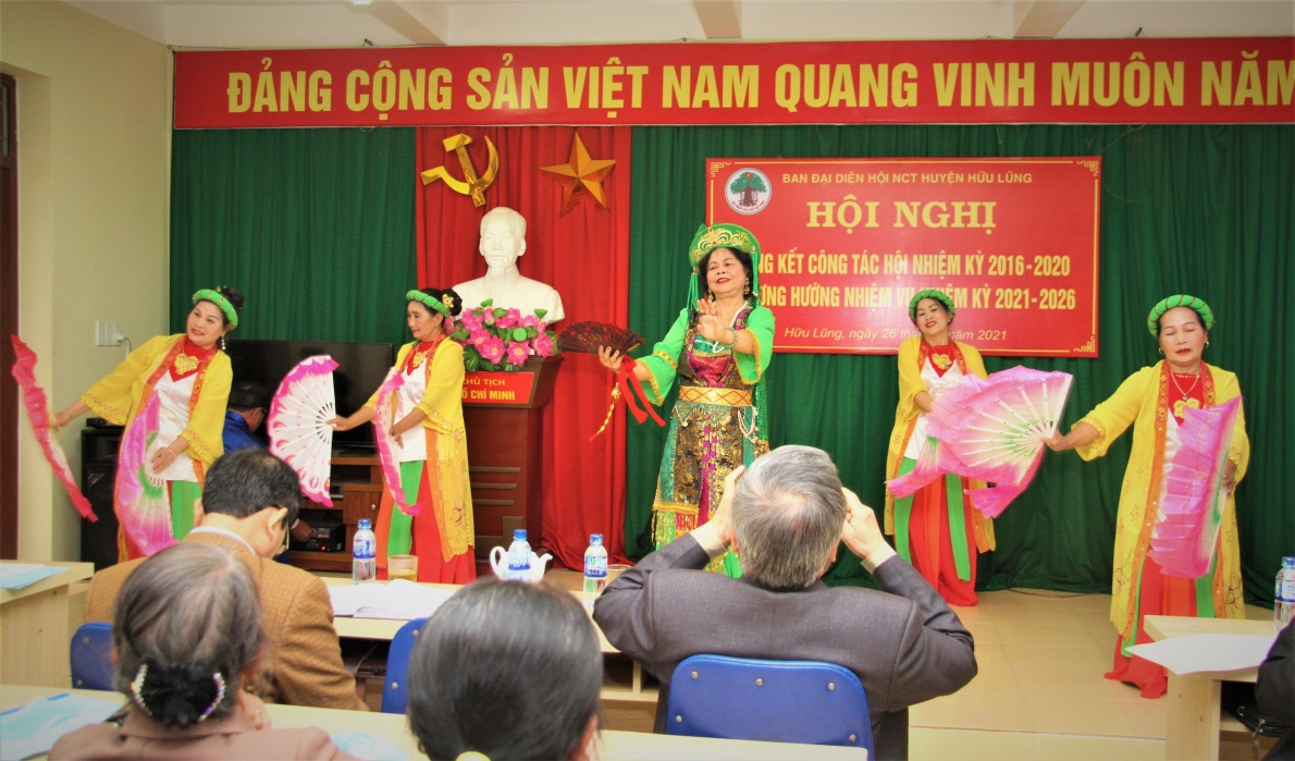 Tiết mục văn nghệ chào mừng Hội nghị của NCT thị trấn Hữu Lũng