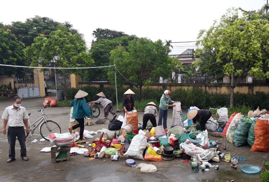 Hội viên NCT xã Toàn Thắng, huyện Tiên Lãng, TP Hải Phòng thu gom phế liệu ủng hộ Quỹ phòng chống dịch bệnh Covid-19 (3)