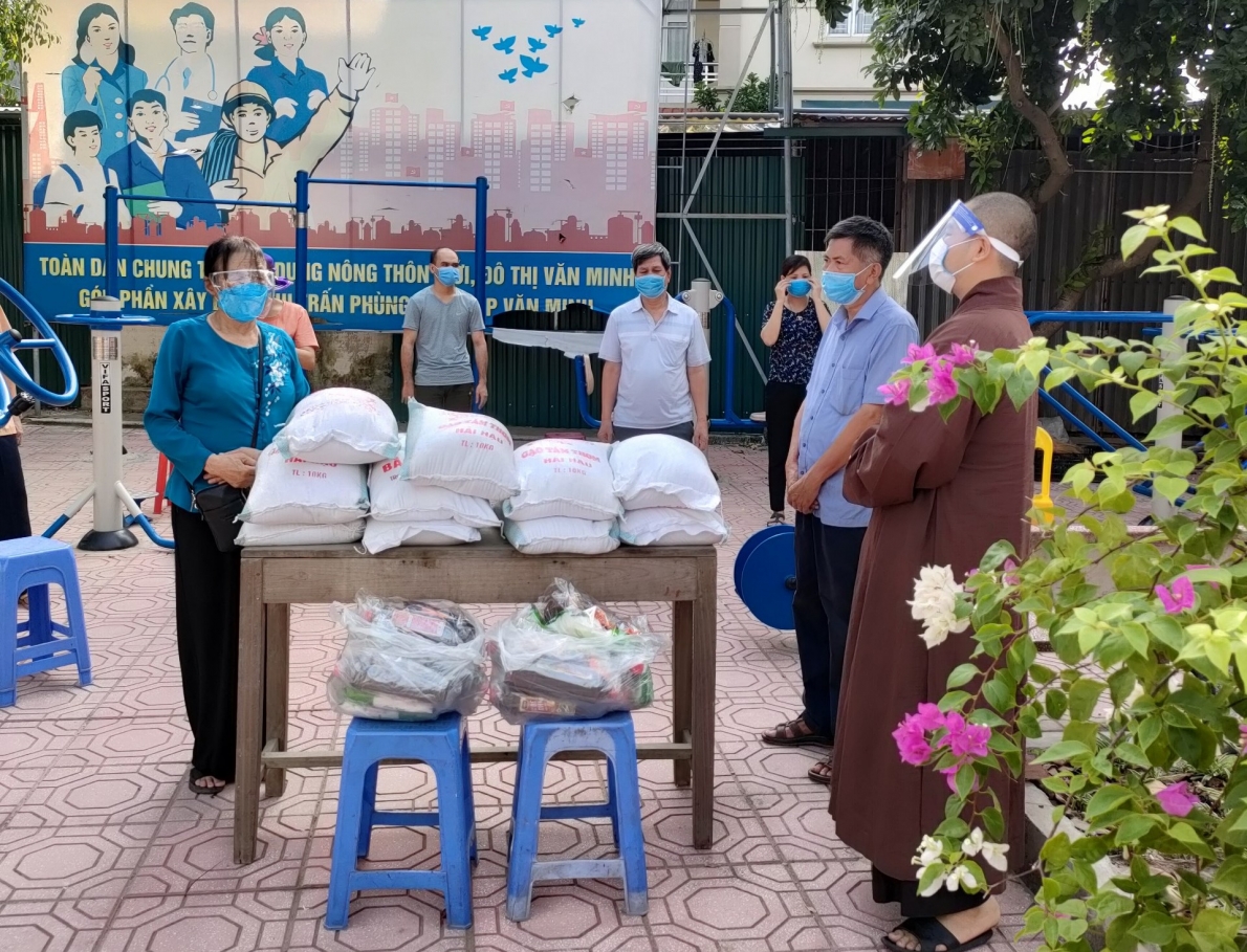 NCT thị trấn Phùng, huyện Đan Phượng, TP Hà Nội tặng nhu yếu phẩm cho NCT có hoàn cảnh khó khăn cùng vượt qua đại dịch Covid-19