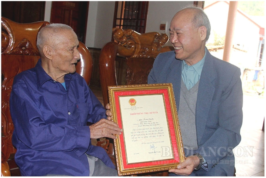 Lãnh đạo Hội NCT huyện Chi Lăng trao Bằng mừng thọ cho NCT
