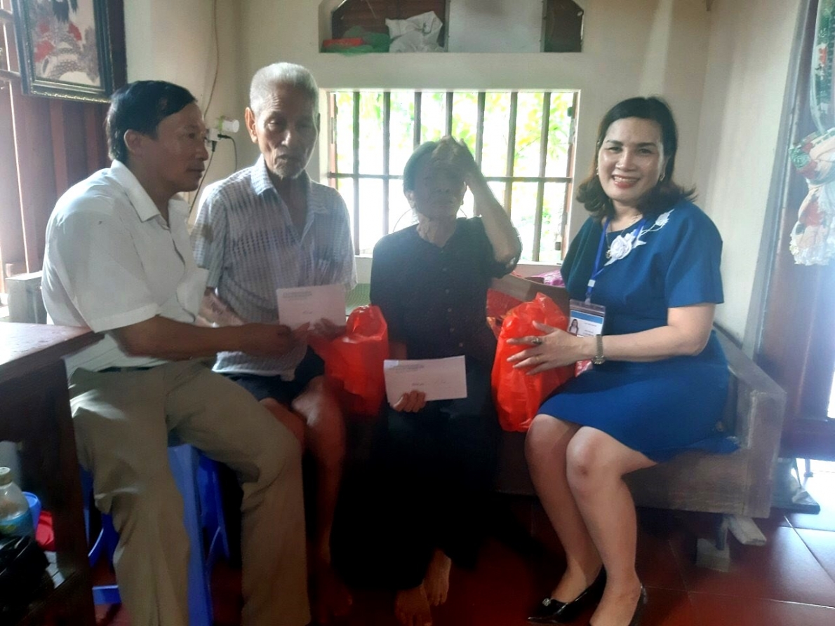 Tặng quà NCT hoàn cảnh khó khăn thị xã Quảng Yên, tỉnh Quảng Ninh