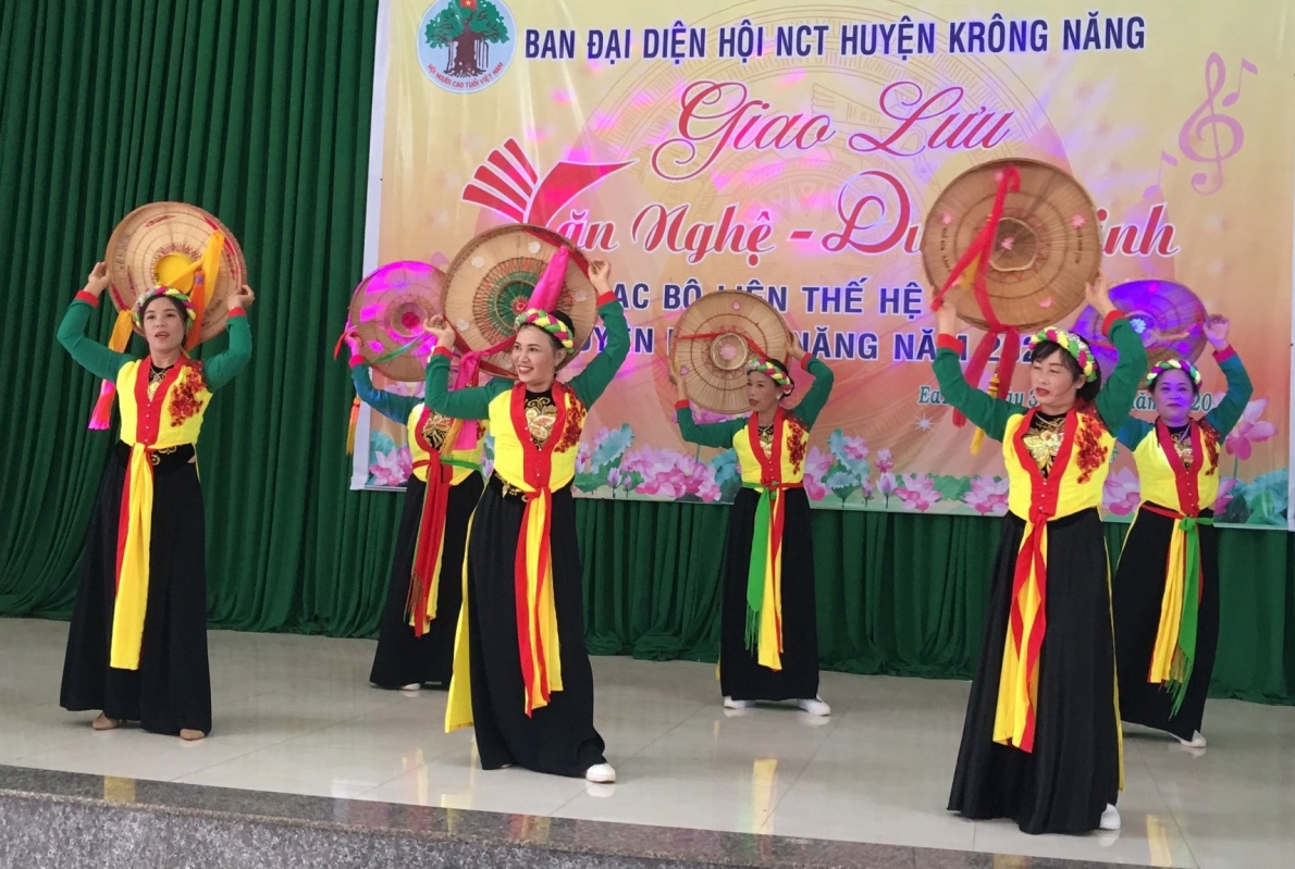 Tiết mục văn nghệ của NCT huyện Krông Năng, tỉnh Đắk Lắk