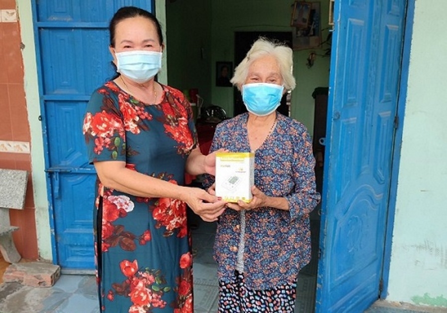 Tặng máy đo huyết áp của nhà tài trợ KingSport cho NCT nghèo huyện Nhơn Trạch, tỉnh Đồng Nai