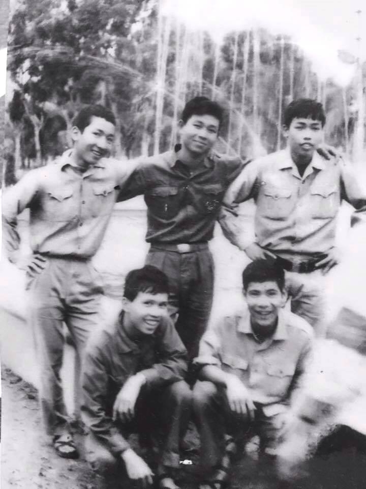 Ông Nguyễn Hồng Lâm (hàng ngồi bên phải) cùng đồng đội những ngày đầu nhập ngũ năm 1971