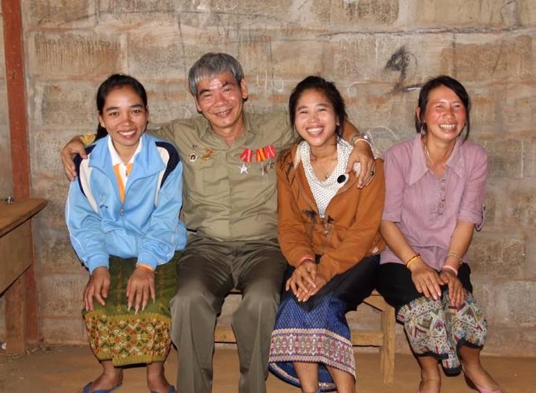 Ông Nguyễn Lâm và các cô gái Lào trong một lần gặp mặt