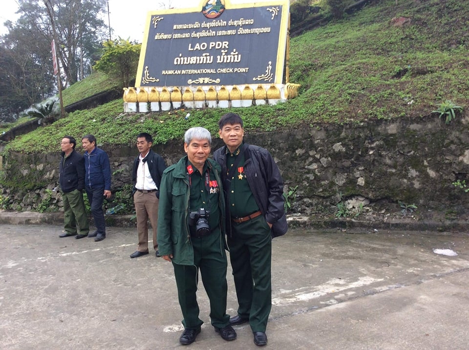 Ông Lâm chụp ảnh cùng đồng đội cũ tại Cửa khẩu Nậm Cắn sang Lào