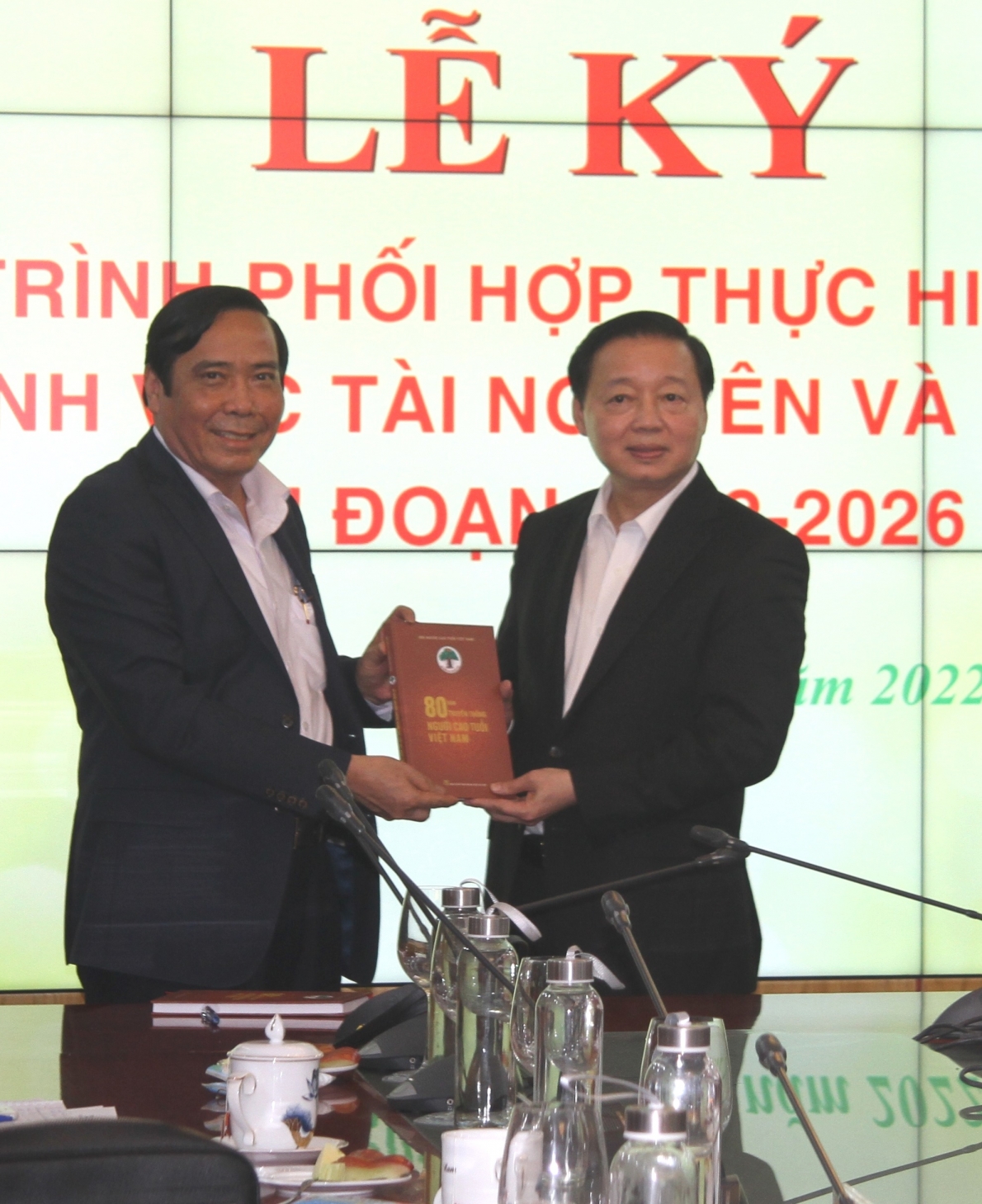 Chủ tịch Nguyễn Thanh Bình tặng Bộ trưởng Trần Hồng Hà sách 80 năm truyền thống NCT