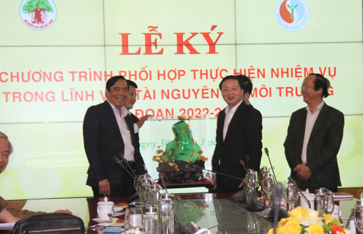 Lãnh đạo Bộ Tài nguyên và Môi trường tặng quà Hội NCT Việt Nam