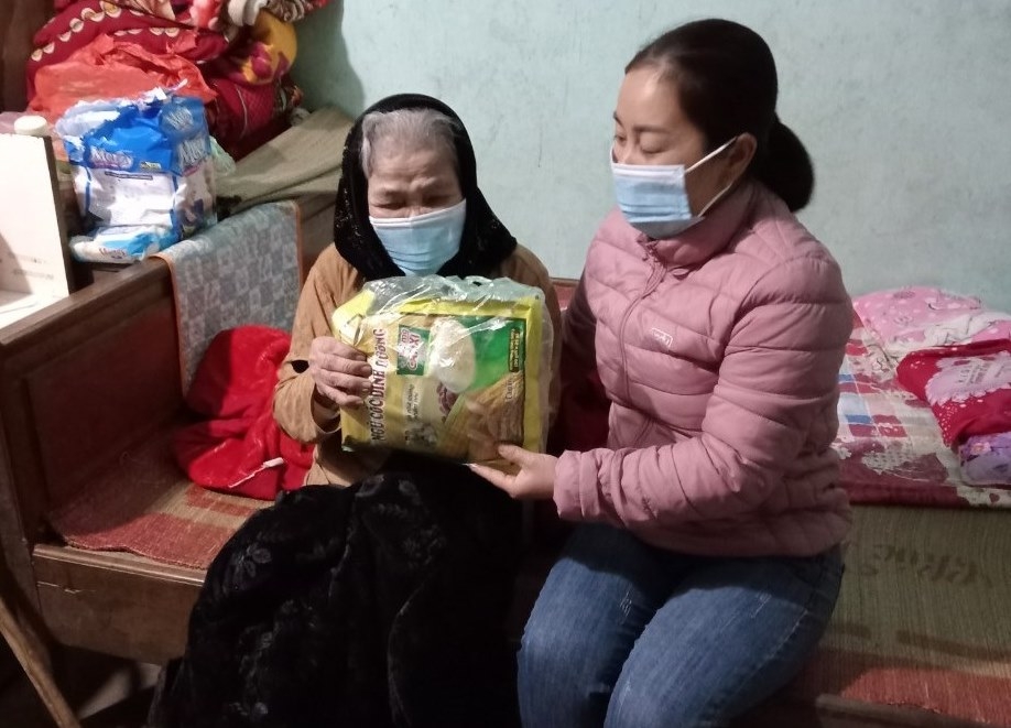 CLB LTHTGN tỉnh Hòa Bình tặng quà hội viên khó khăn nhân dịp Xuân mới Nhâm Dần 2022