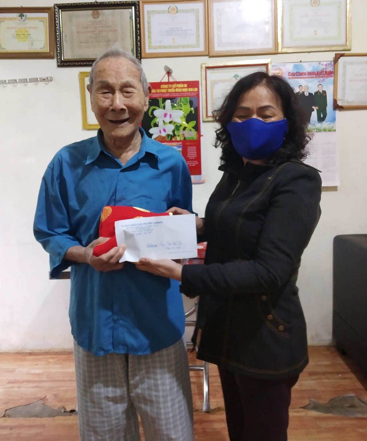 Chủ tịch Hội NCT phường Ia Kring, TP Pleiku, tỉnh Gia Lai trao quà mừng thọ 100 tuổi của Chủ tịch nước cho cụ Trần Đức Tấn
