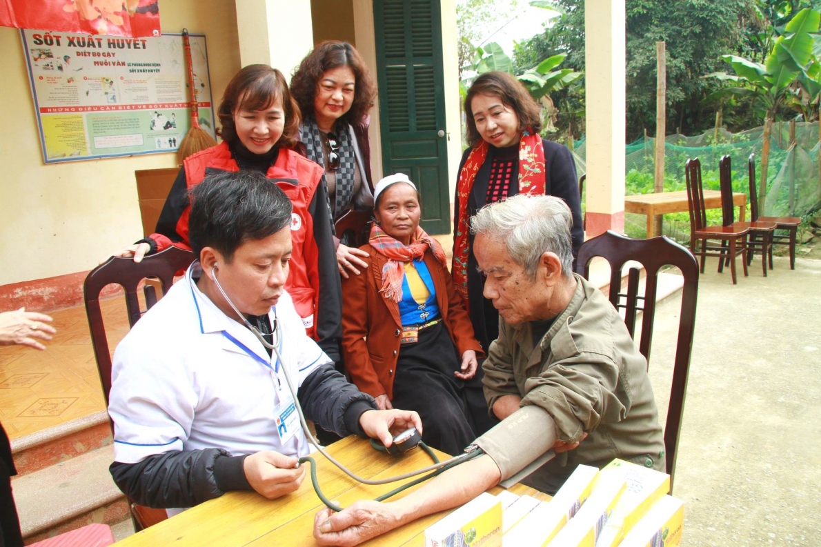 Khắp nơi chăm sóc, phát huy vai trò người cao tuổi