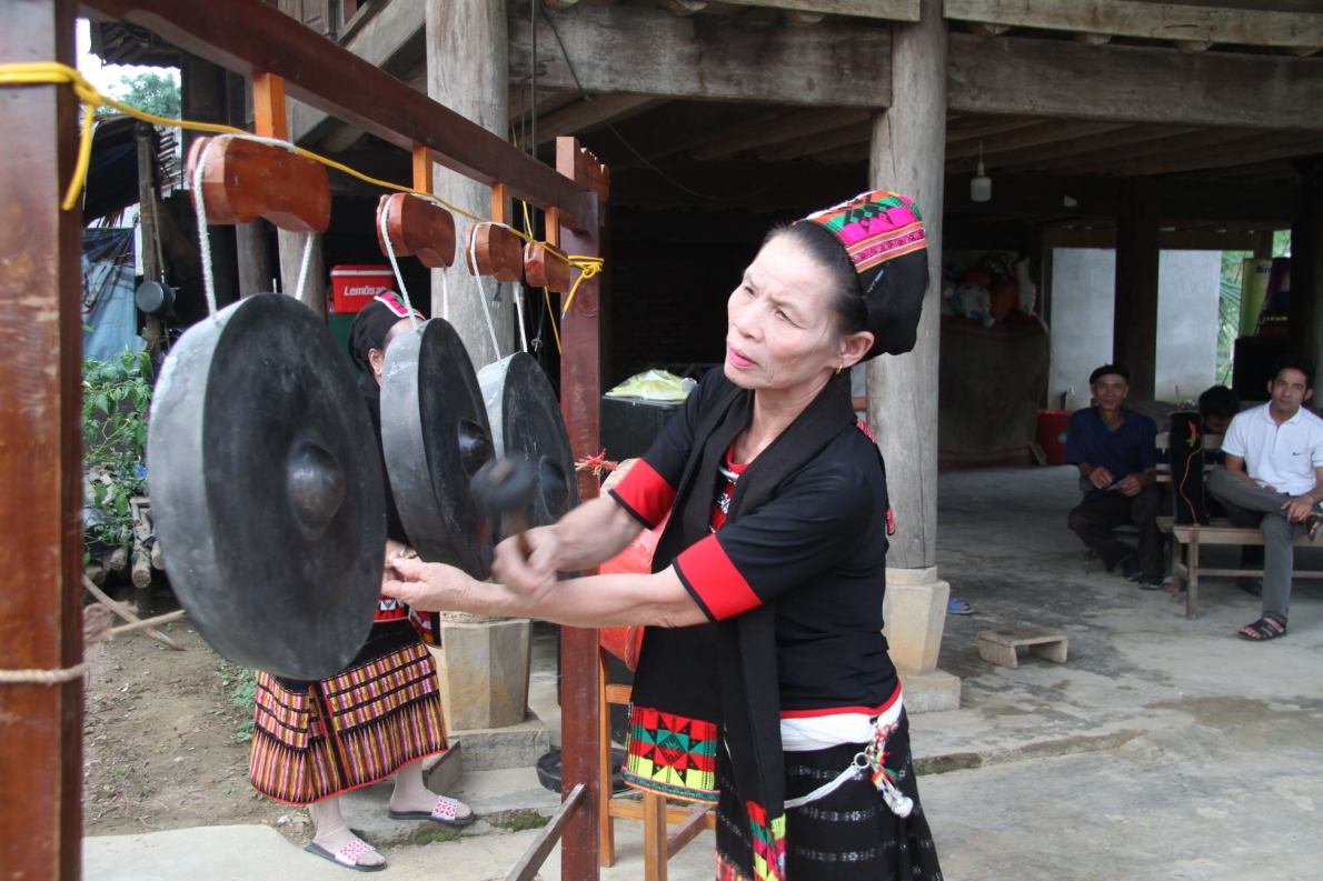 Người cao tuổi bản Thái Khe Rạn làm du lịch…