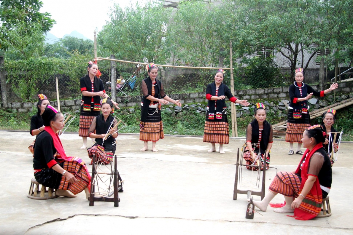 Người cao tuổi bản Thái Khe Rạn làm du lịch…