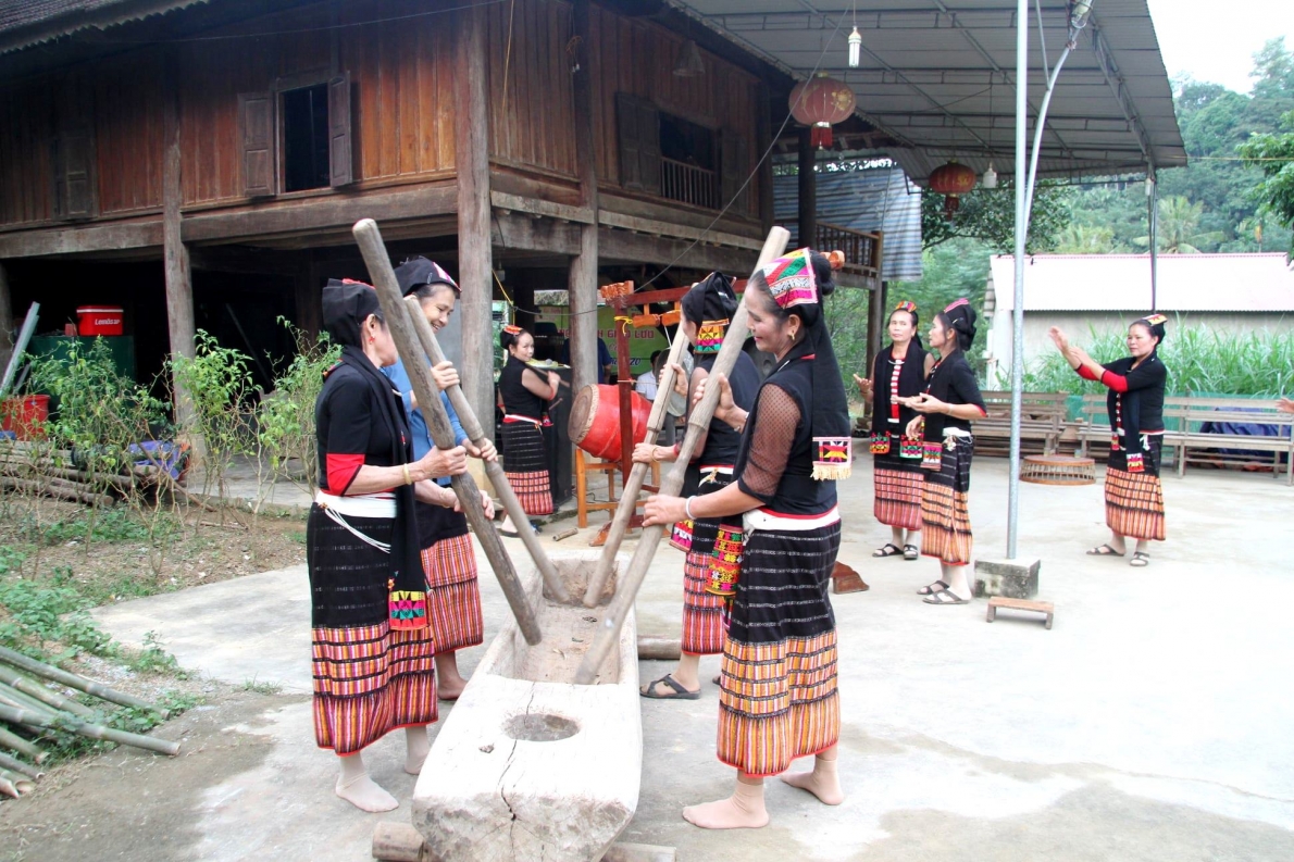 Người cao tuổi bản Thái Khe Rạn làm du lịch…