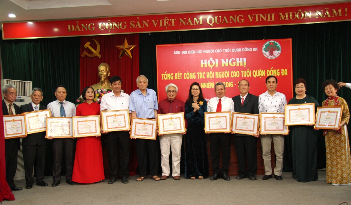 Tiếp tục đẩy mạnh phong trào thi đua yêu nước 