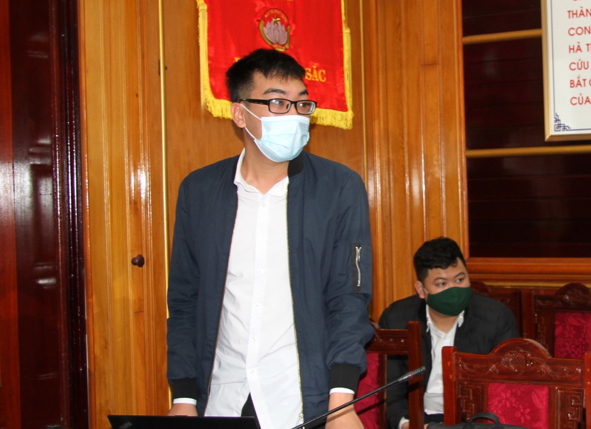 Phóng viên đặt câu hỏi