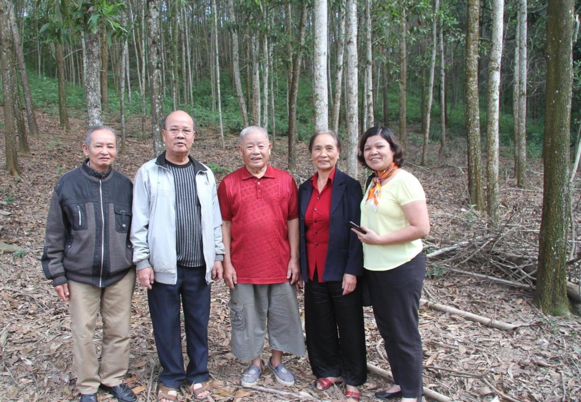 Vợ chồng bà Lê Thị Thuận (thứ hai và thứ ba từ phải sang) ở huyện Con Cuông dẫn phóng viên đi thăm rừng keo cho thu nhập cao