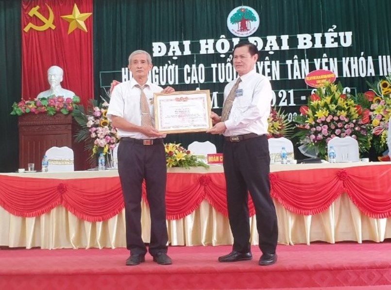 Ông Dương Văn Trọng, Chủ tịch Hội NCT tỉnh Bắc Giang trao thưởng cho Hội NCT huyện Tân Yên
