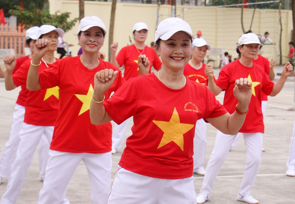 Người có tuổi nên phấn đấu “tam lương” và “ngũ hoạt”