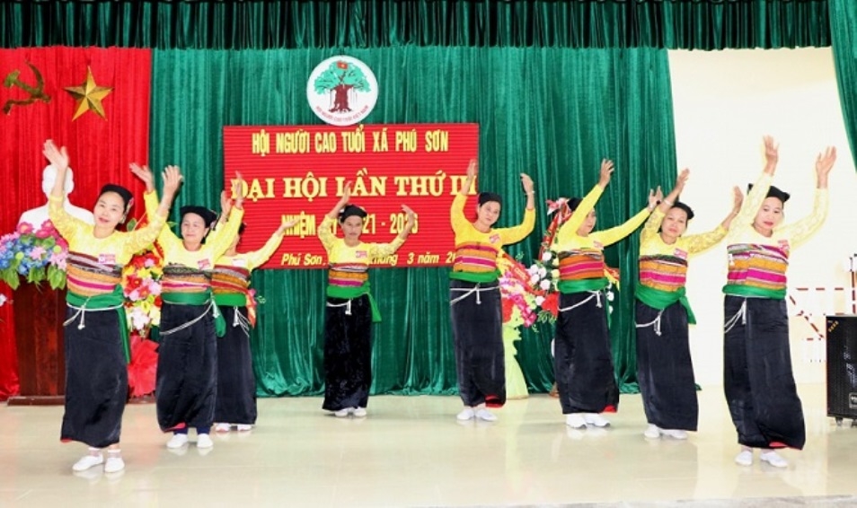 Tiết mục văn nghệ của NCT huyện Quan Hóa