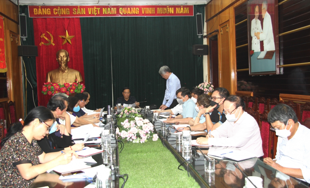 Tổng Biên tập Lê Quang báo cáo kết quả của Tạp chí trong Quý I