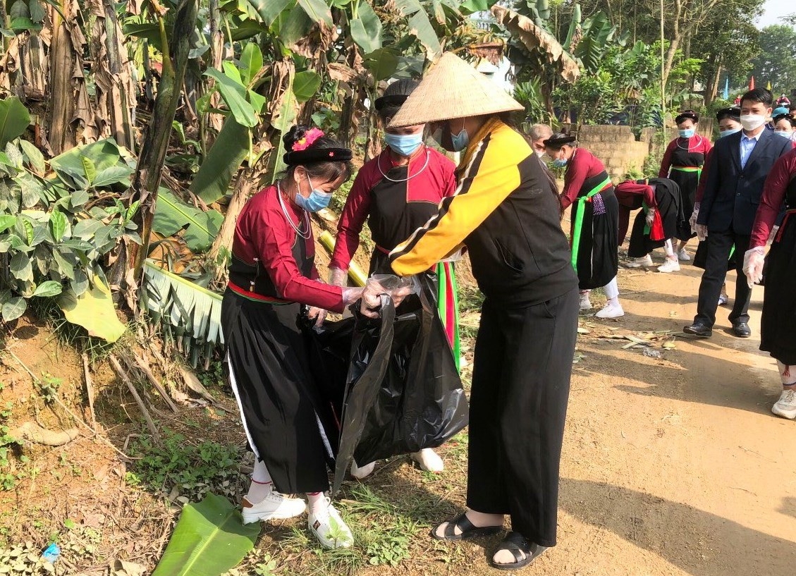 NCT tỉnh Tuyên Quang dọn dẹp đường làng ngõ xóm, bảo vệ môi trường