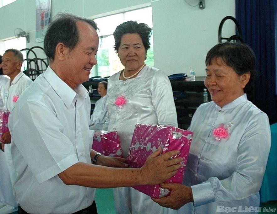 Tặng quà NCT tỉnh Bạc Liêu