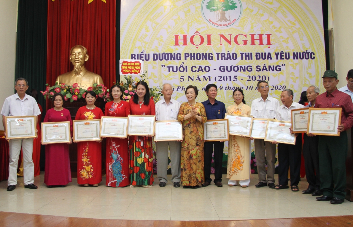 Hội NCT thành phố Hải Phòng khen thưởng các tập thể, cá nhân xuất sắc