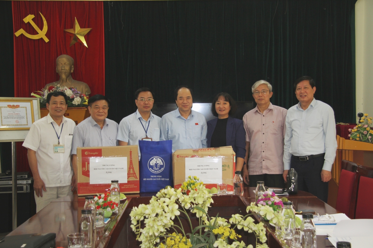 Phó Chủ tịch Trương Xuân Cừ và đoàn công tác tặng quà NCT được chăm sóc, nuôi dưỡng tại Trung tâm