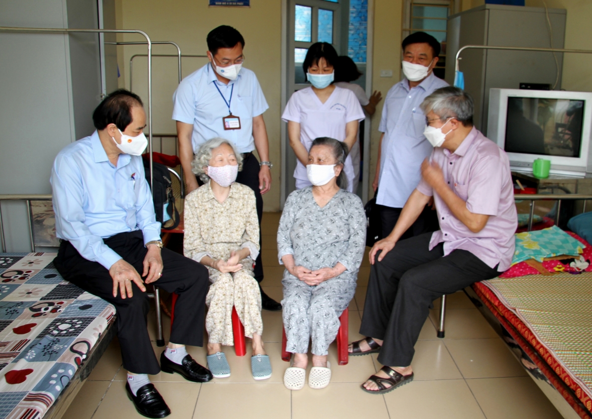 Phó Chủ tịch Trương Xuân Cừ thăm NCT đang được chăm sóc, nuôi dưỡng tại Trung tâm