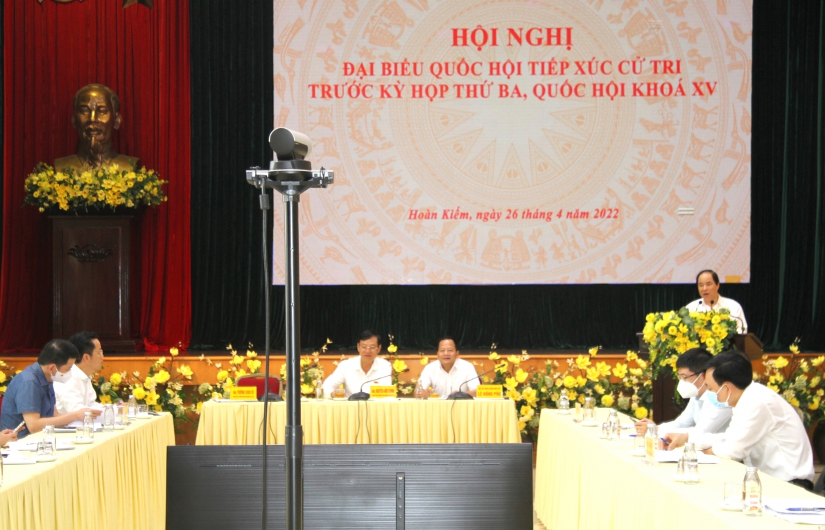 Đại biểu Trương Xuân Cừ tiếp thu ý kiến của cử tri tại Hội nghị