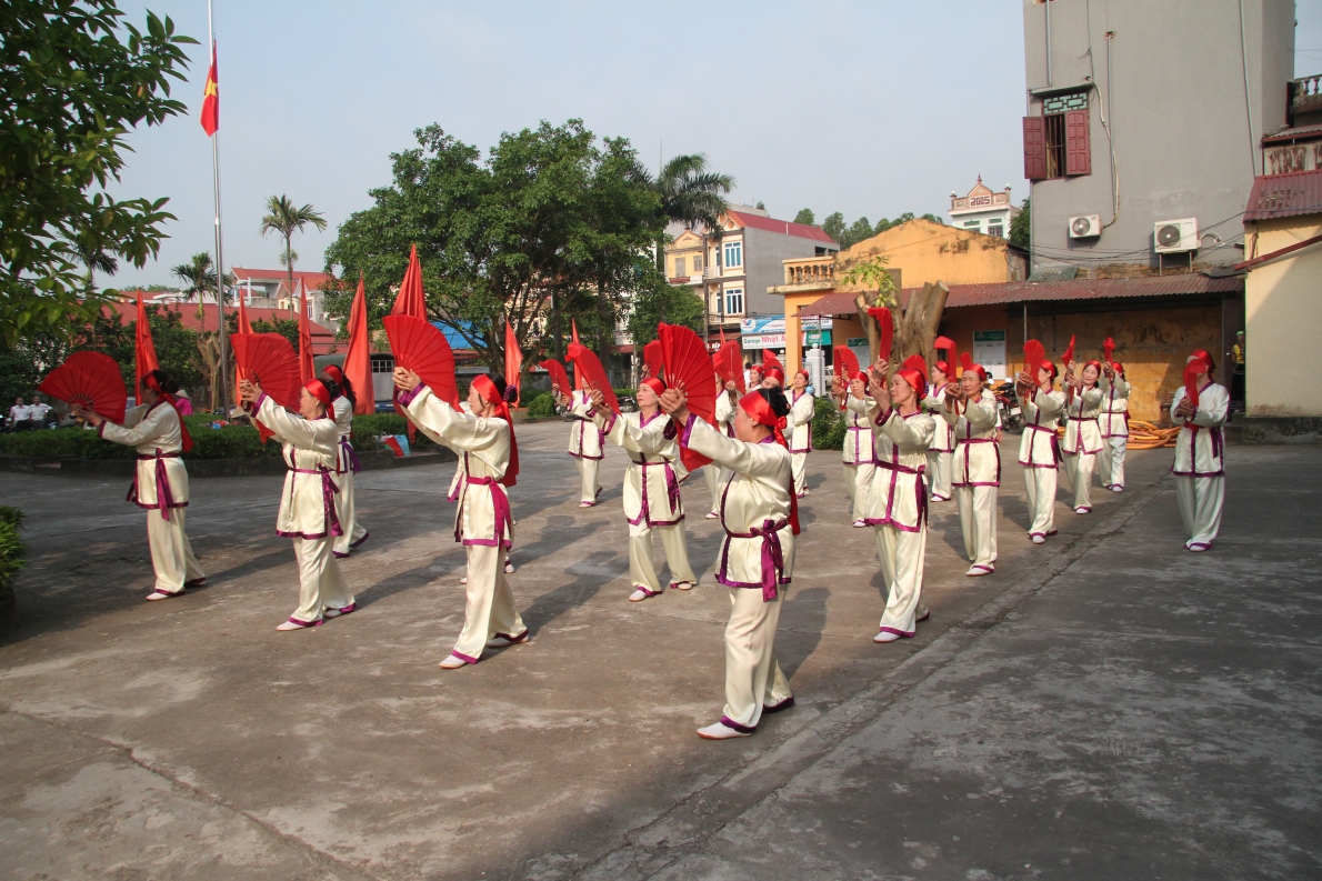 ...Và tham gia các hoạt động văn hóa, thể thao, công tác xã hội để duy trì nâng cao sức khỏe, tinh thần. Ảnh Thanh Hà