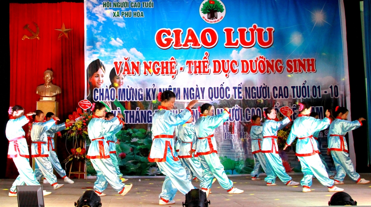 NCT xã Phú Hòa, huyện Lương Tài, tỉnh Bắc Ninh biểu diễn thể dục dưỡng sinh. Ảnh Thanh Hà jpg