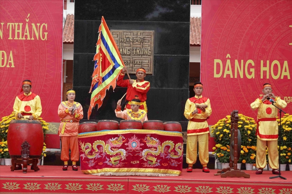 1.	Biểu diễn đánh trống khởi binh nghĩa quân Tây Sơn