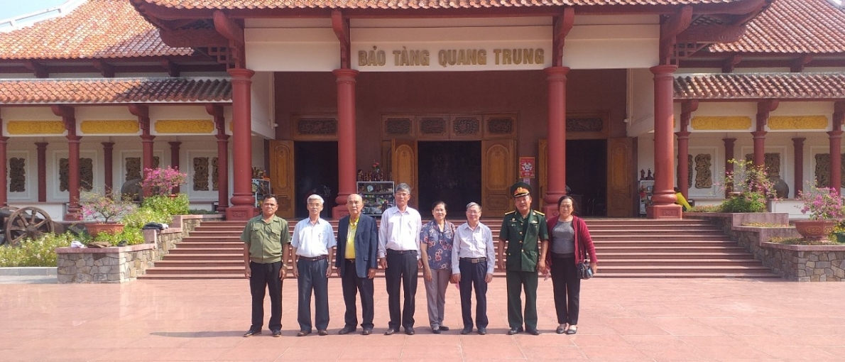 3.	Đoàn chụp ảnh lưu niệm tại Bảo tàng Quang Trung