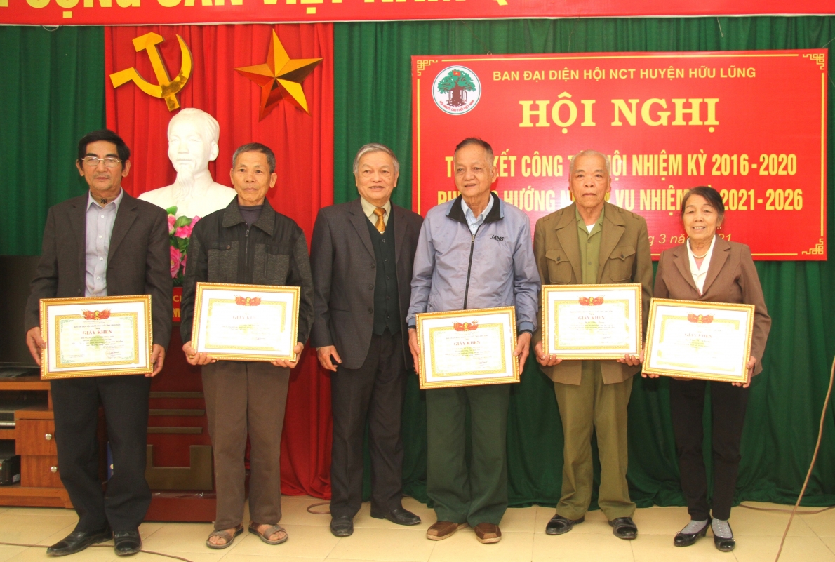 Khắp nơi chăm sóc, phát huy vai trò người cao tuổi