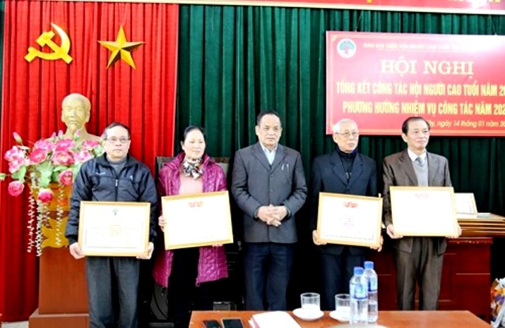 Khắp nơi chăm sóc, phát huy vai trò người cao tuổi